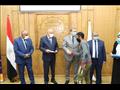 وزير القوى العاملة ومحافظ قنا يسلمان 40 عقد عمل لذوي الهمم والعزيمة