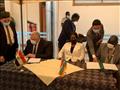 السيد القصير اثناء توقيع مذكرة تفاهم مع جنوب السودان