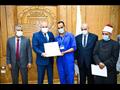 محافظ قنا يكرم 17 عاملًا في مسجد القنائي