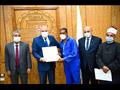 محافظ قنا يكرم 17 عاملًا في مسجد القنائي