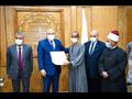 محافظ قنا يكرم 17 عاملًا في مسجد القنائي