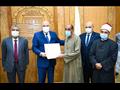 محافظ قنا يكرم 17 عاملًا في مسجد القنائي