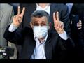 الرئيس الإيراني السابق محمود أحمدي نجاد يرفع شارة 