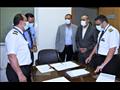 وزير الطيران يتفقد مطار القاهرة ويهنئ المسافرين والعاملين بعيد الفطر