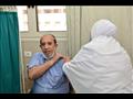 رئيس جامعة أسيوط يتلقى الجرعة الثانية من لقاح كورونا
