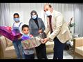 محافظ أسوان يستقبل أسرة المهندس علي أبو القاسم 