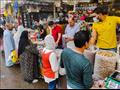 زحام في أسواق البحيرة قبل بدء سريان قرار الإغلاق المبكر 