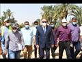 محافظ قنا يتفقد طريق الرنان الغربى قبل استلامه