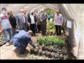 رئيس جامعة أسيوط يتفقد الصوبة العلمية لإنتاج نباتات الزينة