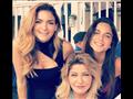 علا غانم مع ابنتيها