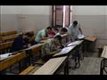 طلاب الثانوية يؤدون الامتحان التجريبي 