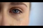 أسباب نزول الدمع من عين واحدة وعلاجها                   