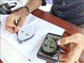 شاب يرسم نجوم الفن والرياضة بالفحم في بورسعيد