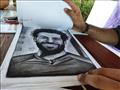 شاب يرسم نجوم الفن والرياضة بالفحم في بورسعيد