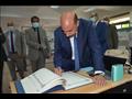 محافظ أسوان يستعرض مشروعات تخرج طلاب كلية الهندسة والأكاديمية العربية