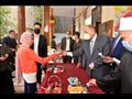 محافظ أسيوط يشارك الأيتام فرحتهم بالعيد ويقدم لهم الهدايا