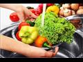 شطف الخضروات بالماء بدلًا من غسلها بيديك