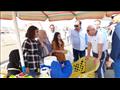محافظ بورسعيد يلتقي المصطافين على الشاطئ (2)