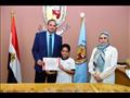 رئيس جامعة سوهاج يكرم الأطفال