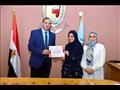 رئيس جامعة سوهاج يكرم الأطفال