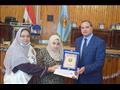  رئيس جامعة سوهاج  يكرم الأمهات المثاليات