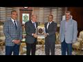 محافظ المنيا يكرم رئيس المدينة