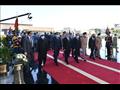 السيسي يقرأ الفاتحة على قبر جيهان السادات