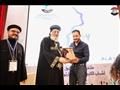 البابا تواضروس يقدم هدية تذكارية لمخرج الاختيار