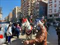 مدير أمن أسيوط يقود مسيرة ويوزع الورود والحلوى على المواطنين