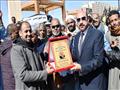 محافظ أسوان يتسلم درع نقابة سائقي الحنطور