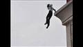 صورة تعبيرية - سيدة تقفز من الأعلى