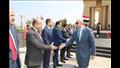 محافظ بني سويف يضع إكليل الزهور