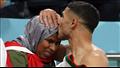 قُبلة أشرف حكيمي لجبين أمه بعد فوز المغرب