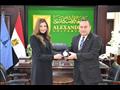 رئيس جامعة الإسكندرية يُكرم الفائزة بجائزة ليونارد