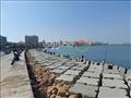 كورنيش الإسكندرية يجذب عشاقه بعد تحسن الطقس 
