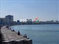 كورنيش الإسكندرية يجذب عشاقه بعد تحسن الطقس 