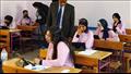 طلاب الصف الثاني الثانوي يؤدون الامتحان