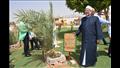 وزير الأاوقاف يزرع نخلة بالخارجة
