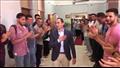 طلاب هندسة يكرمون أستاذا جامعيا