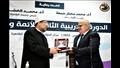 الخُشت يهدي درع جامعة القاهرة لوزير الأوقاف