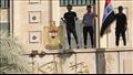 أنصار الصدر يلوحون بالعلم العراقي من فوق القصر الجمهوري