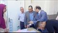 نائب رئيس جامعة بنها يتفقد إجراءات الفحص الطبي  