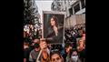 محتجون يرفعون صورة مهسا أميني