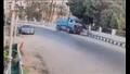 لحظة دهس سيارة نقل محملة زلط لمواطن في أسيوط