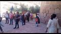 السائحون أمام الدير 