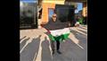 الفنان أشرف زكي بالعلم الفلسطيني من أمام معبر رفح