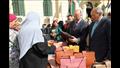 محافظ القاهرة يوزع كراسي كهربائية (19)