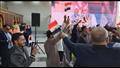 المصريون بالكويت يرددون الأغاني الوطنية أثناء الإد