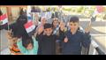 الحبر الفسفوري على أصابعهم 