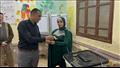 باسم وآيات يحتفلان داخل لجنة الانتخابات بأسيوط (4)
